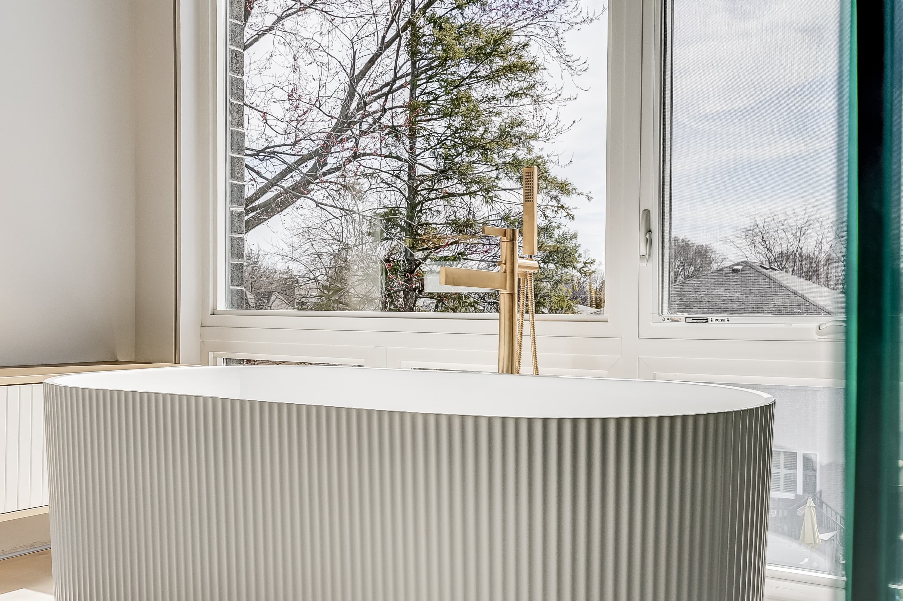 Poyntz Avenue, freestanding tub detail